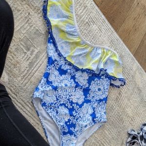 One shoulder swimsuit